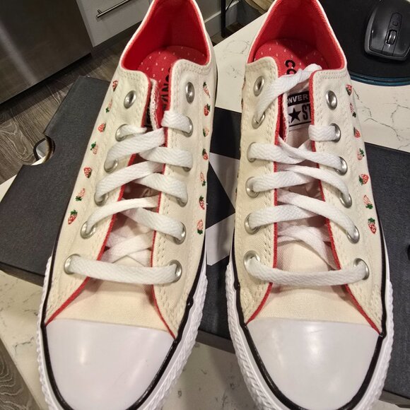 Converse Chuck Taylor All Star Strawberries Shoes (A14933C) Women's Size 7 NEW - Picture 4 of 15